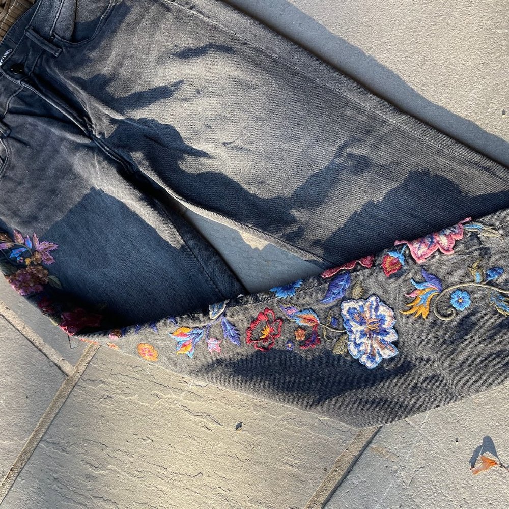 BRAND NEW EMBROIDERED FLORAL DARK WASH JEANS SIZE 28